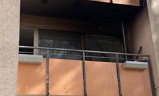 Die Decke und die Wände des Balkons sind vom Ruß geschwärzt. - Charlotte Mahncke