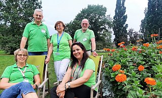 Sie stehen stellvertretend für rund 130 ehrenamtliche Helfer, die tagtäglich Ansprechpartner auf Landesgartenschau sind: Michaela Bast (vorn, v. l.) und Cristina Luedeke sowie Helmut Simon (hinten, v. l.), Ingeborg Ohrmann und Peter Henkel. - David Schellenberg