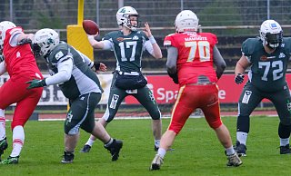 Im zweiten Testspiel hat sich die Offense der Bulldogs mit Quarterback Luis Altehoefer ( Nr. 17) schon verbessert gezeigt. - Andreas Zobe