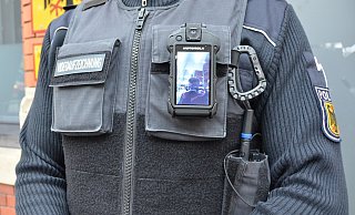 Die Beamten filmten den Auftritt des Mannes per Bodycam. (Symbolbild) - Bundespolizei