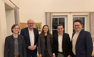 Bernhard Hoppe-Biermeyer mit der neugewählten Vorsitzenden Kathrin Krause (3. v. l.) und ihren Stellvertretern Katharina Johannwerner, Felix Mertens und Jonathan Hartel. - Junge Union