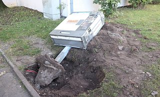 Das Fundament des Zigarettenautomaten ist ausgegraben worden. - Polizei Paderborn