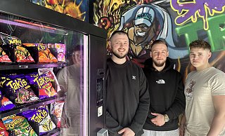 Wadim Bondarenko, Sergej Janle und Maxim Nickel (von links) haben sich mit der Firma "Snack Trio GmbH" selbstständig gemacht. Ihr Kiosk findet sich in der Straße "Im hohen Felde". MT-Foto: - Patrick Schwemling