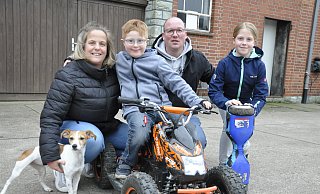 Henri (7) ist mit dem Down-Syndrom zur Welt gekommen. „Ja und!?“, sagen die Henri mit seinen Eltern Kerstin und Andreas Rehage und seiner Schwester Anni. - Rainer Stephan