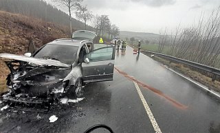 Der Golf machte den Angaben zufolge zunächst beim Fahren komische Geräusche, dann brach Feuer im Motorraum aus. - Simone Flörke