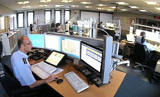Das Team der Einsatzleitstelle der Bielefelder Polizei nimmt im Schnitt alle sechs Minuten einen Anruf entgegen. - Wolfgang Rudolf