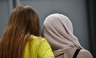Die 16-jährige Bielefelderin trug Kopftuch. Das war schon ausreichend, um im Hauptbahnhof übelste Beleidigungen zu erleben. - picture alliance / Frank May