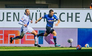 Mit einem Heimspiel gegen den Karlsruher SC startet der SC Paderborn in die neue Saison. In diesem Spiel aus dem April enteilt Julian Justvan (r.) dem KSC-Spieler Daniel Gordon. Das Spiel endete 2:2. - BESIM MAZHIQI