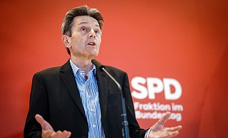Rolf Mützenich, Vorsitzender der SPD-Bundestagsfraktion, spricht im Interview über den Russland-Ukraine-Konflikt, die Impfpflicht in Deutschland und mehr. - picture alliance/dpa | Kay Nietfeld