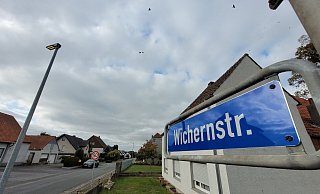 Eine Gruppe von etwa zehn Personen hat einen Mann in einem Haus an der Wichernstraße überfallen. - Florian Weyand