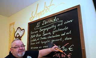 Heiner Meierewert ist maximal genervt. Wollte er seine gestiegenen Einkaufspreise an die Kunden weitergeben, müsste sein "El Dorado"-Burger statt 13,90 jetzt glatt 15,90 Euro kosten. - Peter Unger