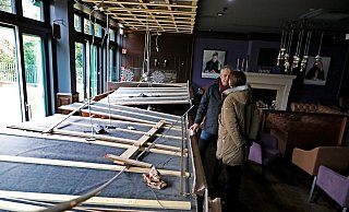 Im zum Fluss Aa gelegenen Wintergarten des neuen Restaurants Wohnzimmer ist am Sonntagmittag ein Teil der Deckenverkleidung auf Tische und Stühle gestürzt. - Frank-Michael Kiel-Steinkamp