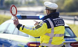 Bei einer Verkehrskontrolle an der Autobahn 1 ging den Beamten der Mann aus dem Kreis Gütersloh ins Netz. - picture alliance/dpa