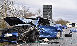 Die Fahrzeuge kollidierten frontal auf der Bundesstraße. - Thomas Kube