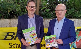Bildunterschrift: Oliver Thöne, Geschäftsführer der Kreisverkehrswacht, und Martin Dirkes, Vorstand der Sparkassenstiftung für den Kreis Höxter (v.l.), präsentieren den Ratgeber „Sicher zur Schule“. - Verkehrswacht für den Kreis Höxter