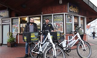 Alaattin Demir (l.) bietet jetzt die umwelfreundliche Lieferung der Spezialitäten aus seinem Deli-Imbiss am ZOB an. Per E-Bike wird Mitarbeiter Imad Sati unterwegs sein. - Heidi Froreich