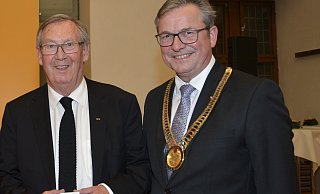 Als Brückenbauer der Freundschaft Paderborns zu Le Mans bezeichnete Michael Dreier Jean-Paul Couasnon. Am Mittwoch, 8. November, war Couasnon im Alter von 80 Jahren in der Paderborner Partnerstadt gestorben. Das Foto zeigt ihn (l.) mit Bürgermeister Dreier im November 2019 im Paderborner Rathaus bei der Verleihung der Kulturnadel der Stadt. - Stadt Paderborn