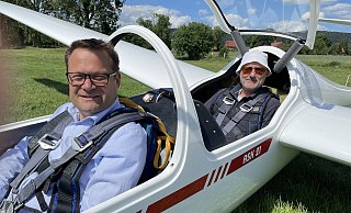 Zu einem Rundflug über Bad Oeynhausen startet Lars Bökenkröger (l.) mit Volker Brinkmann in einem doppelsitzigen Vereinsflugzeug. - Elke Niedringhaus-Haasper