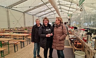 Im Helferzelt trafen sich Karin Niemeyer, Birgit Beerbom und Karin Pourie. - Aktion Ahrtal Birgit Beerbom