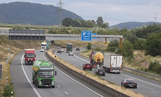 Lastwagenfahrer nutzen die Nordumgehung intensiv und meiden inzwischen die alte Strecke über Mindener und Kanalstraße quer durch die Stadt. Das geht aus der ersten Verkehrszählung auf dem neuen Teilstück der A30 hervor. - Jörg Stuke