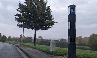 Am Ortseingang von Oetinghausen an der Eilshauser Straße stand sieben Jahre lang dieser Blitzer. Das Gerät steht nun im Ortskern in der Tempo-30-Zone. - Susanne Blersch