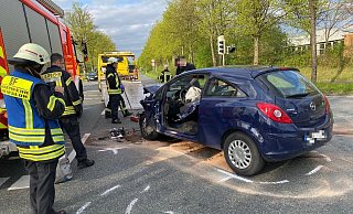 Bei dem Unfall auf der B61 in Gütersloh wurden am Dienstagabend zwei Menschen verletzt. Die Polizei musste die Fahrbahn Richtung Bielefeld zeitweise sperren. - Markus Voss