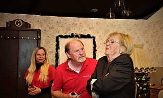 Kommissar Schneckele (Werner Benning, Mitte) im Disput mit Hobby-Kriminologin Klementine Hufeisen (Monika Nolte, r.). Schneckeles Assistentin Ottilie Schnell (Sonja Beranek) findet die Situation – wie alles – wieder mal urkomisch. - David Schellenberg