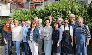 Freuen sich darauf, an drei Freitagen ihre Gäste bewirten zu dürfen: Die Verantwortlichen vom Herforder Mittagstisch und vom Seniorenbeirat der Stadt Herford. - Claus Frickemeier