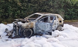 Der Jeep wurde durch den Brand komplett zerstört. - Polizei Minden-Lübbecke