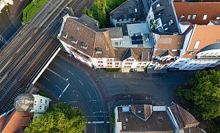 Blick von oben: Kurz hinter der Einmündung der Arndtstraße in die Elsa-Brändström-Straße soll der versenkbare Poller installiert werden. - Mike-Dennis Müller / www.mdm.photo