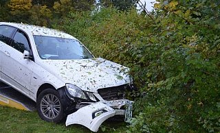 Glück im Unglück. Der Wagen ist hin, die Familie größtenteils unverletzt. - Polizei Herford