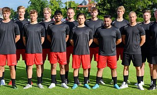 Reichlich Verstärkung für den VfB Fichte: Kubilay Arayan (h.v.l.), Yannis Schwarzer, Linus Borgstädt, Thomas Winder, Tobias Nass, Garon Zeibig, Tobias Czarnetzki (Teammanager). Alexander Enns (v.v.l.), Jonas Kreickenbaum, Noury Hussein, Zaid Habib, Nujin Hassan, Trainer Philipp Willmann und Co-Trainer Sven Ziepelmeier. Foto: Barbara Franke - Barbara Franke