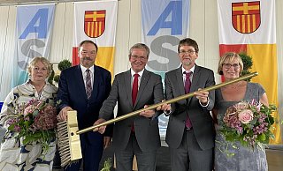 Der Wechsel erfolgt mit einem Besen. ASP-Betriebsleiter Reinhard Nolte (2. v. l./hier mit seiner Frau Monika) geht in den Ruhestand. Bei seiner Verabschiedung auf dem Bau- und Betriebshof an der Talle führte Bürgermeister Michael Dreier gleichzeitig den langjährigen stellvertretenden Betriebsleiter Dietmar Regener (4. v. l./mit seiner Frau Rosa Wahl) als Nachfolger in das Amt ein. - Stadt Paderborn