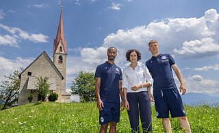 Noah Sarenren Bazee, Maria Theresia Gruber und Leo Oppermann (v.l.) vor der kleinen Kirche St. Martin 1.200 Metern Höhe. - Oliver Krato