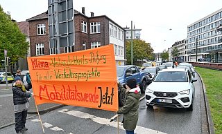 Nichts geht mehr: Für jeweils rund drei Minuten positioniert sich Extinction Rebellion mitten auf der Straße. - Barbara Franke