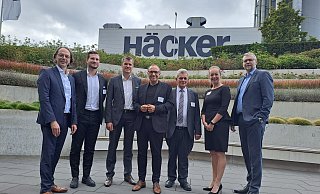 Marco Rieso (IHK), Alexander Wiebe (L&S Deutschland), Stefan Möller (Häcker-Küchen), Bürgermeister Siegfried Lux, Kathrin Koch (2. Vorsitzende der Werbe- und Aktionsgemeinschaft), Heinz-Erwin Ellersiek (Geschäftsführer Ballerina-Küchen) und Götz Dörmann (IHK) waren bei der Präsentation der IHK-Standortumfrage dabei und kamen anschließend noch auf dem Podium ins Gespräch. - Peter Heidbrink