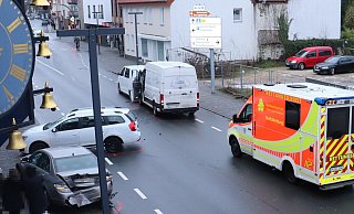 Der Lieferwagen rammt drei Fahrzeuge, die im Rückstau an einer Kreuzung warteten. - Polizei Paderborn