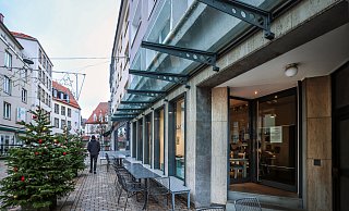 An der Eingangstür informiert ein Aushang über die Schließung des Cafés nach 13 Jahren. Tische, Stühle und Bänke, die vor und im Label Kitchen am Gehrenberg stehen, werden jetzt übers Internet verkauft. Das Ladenlokal dahinter, die Räume des bereits im September geschlossenen Cafés Thumel, steht immer noch leer. - Sarah Jonek