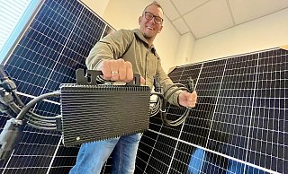 Zwei Photovoltaikmodule, ein Wechselrichter, ein paar Kabel und es kann losgehen: Markus Matschke aus Salzkotten handelt mit Balkonkraftwerken, die Strom für den Eigenverbrauch produzieren. - Jens Reddeker