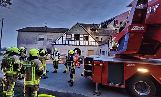 Die Drehleiter aus Bünde kam am Sonntagabend mehrere Male zum Einsatz, damit Feuerwehrleute die abtragen konnten, um nach Glutnestern zu suchen. - Gerald Dunkel