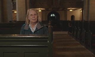 Ingrid Liebs ist für die Dokumentation zurück in die Kirche gekehrt, in der die Trauerfeier für ihre Tochter Frauke stattfand. - rtl