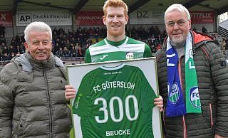 Hans-Hermann Kirscher (links) und Heiner Kollmeyer vom Vorstand des FC Gütersloh nehmen Inneverteidiger Lars Beuckmann in ihre Mitte. - Jens Dünhölter