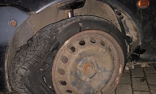 Vom Reifen war nach dem Unfall nicht mehr viel übrig. Doch den jungen Fahrer hielt das nicht davon ab, weiterzufahren. - Polizei