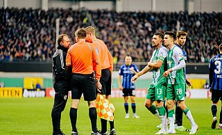 Der Schiedsrichter Frank Willenborg bespricht sich mit dem 4. Offiziellen Frederick Assmuth und dem Schiedsrichter-Assistenten - BESIM MAZHIQI