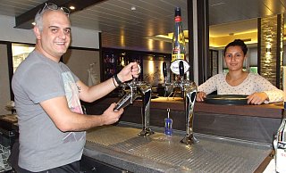 Dimitrios Christou und Zouzan Mussa an der Theke des vor sieben Jahren von Peter Werner übernommenen Lokals "Sudetenland", das in Santorini umbenannt wurde. - Archivfoto Karsten Schulz