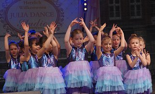 Mit tollen Tänzen begeisterten die jungen Damen der Tanzschule „Julia Dance“ das Publikum auf dem Richterplatz. - Josef Köhne
