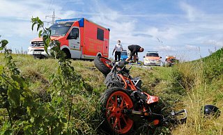 Die Dukati ist im Graben gelandet, ihre Fahrerin wurde schwerverletzt ins Krankenhazs gebracht. - Burkhard Battran