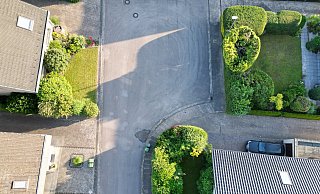 Die Spurensicherung ist am 3. Juni für mehrere Stunden am Einsatzort in der Sackgasse Plaßheide in Holzhausen (Bad Salzuflen). Der Fall soll noch lange nachhallen. - Yvonne Gottschlich
