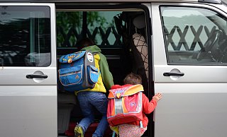 Elterntaxis: Vor allem Gefährliche Wendemanöver direkt vor der Schule können zum Risiko für Kinder werden. - Ralf Hirschberger