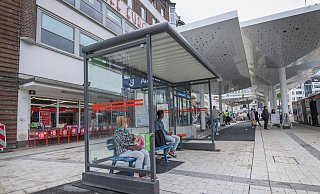 Auf dem Radweg: Weil Sitzgelegenheiten fehlten, wurde hier ein provisorisches Wartehäuschen mit Bank und Sitzen aufgestellt. - Sarah Jonek Fotografie